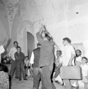 Meron Dansende mannen bij de graftombe van rabbi Shimon bar Yochai, Bestanddeelnr 255-3192
