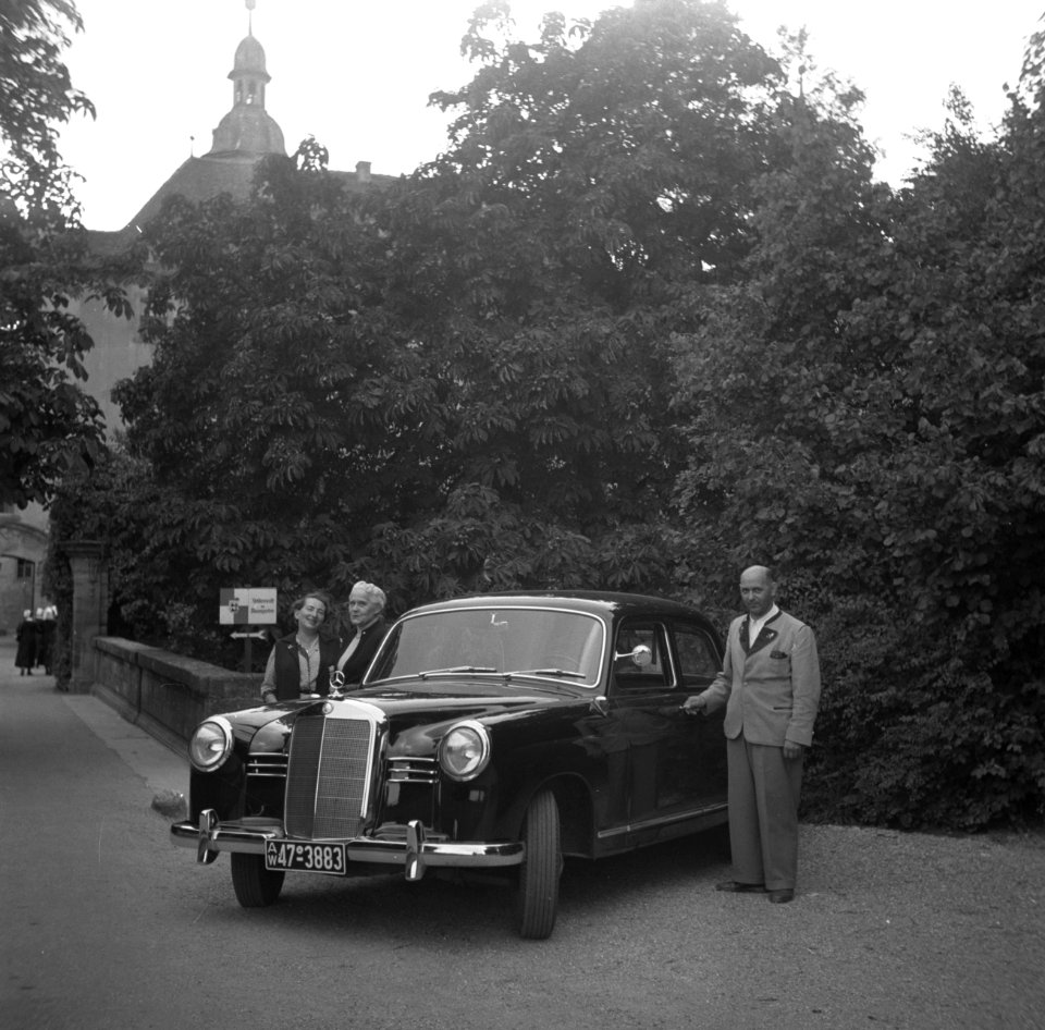 Mercedes-Benz met v.l.n.r. Hilde Eschen, Mevr. Laneskowski en een onbekende man…, Bestanddeelnr 254-3199