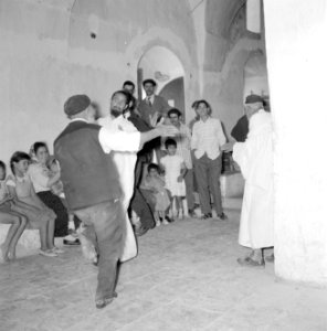 Meron. Dansende mannen bij de graftombe van rabbi Shimon bar Yochai. Langs de wa, Bestanddeelnr 255-3189