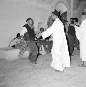 Meron Dansende mannen bij de graftombe van rabbi Shimon bar Yochai, Bestanddeelnr 255-3188
