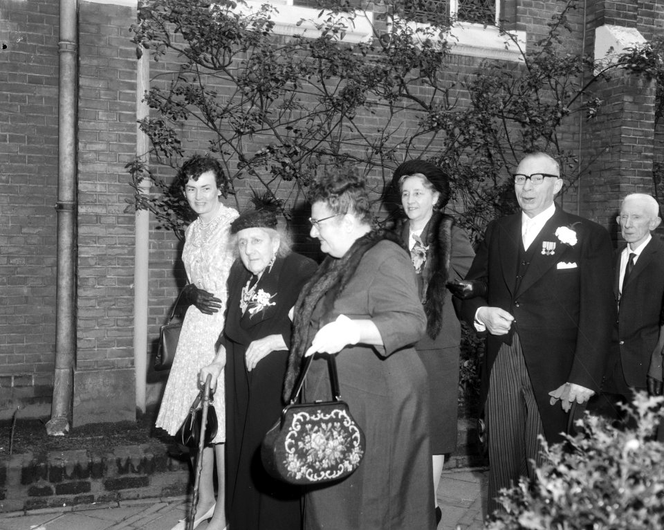 Mevrouw Roeyers ( 105 jaar ) getuige van huwelijk 63 jarige dochter te Roosendaa, Bestanddeelnr 919-4397