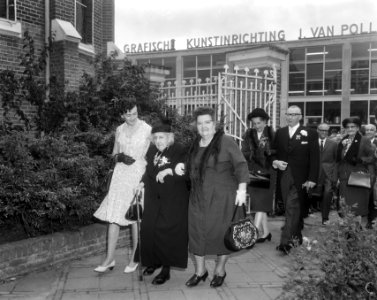 Mevrouw Roeyers ( 105 jaar ) getuige van huwelijk 63 jarige dochter te Roosendaa, Bestanddeelnr 919-4395