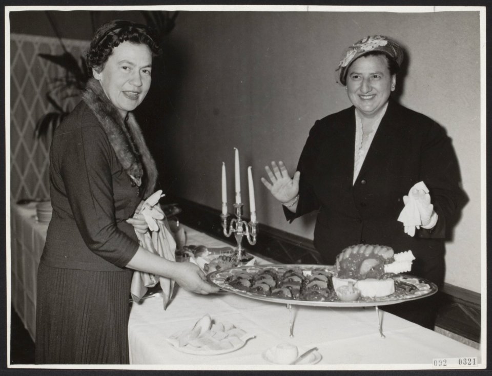 Mevrouw R. Cidor, echtgenote van de Israëlitische ambassadeur en Molly Lyons Bar, Bestanddeelnr 092-0321