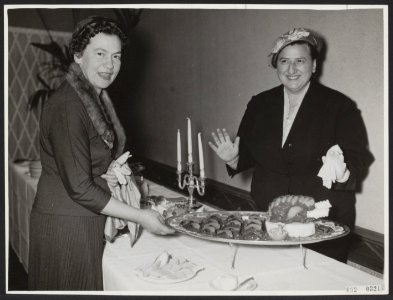 Mevrouw R. Cidor, echtgenote van de Israëlitische ambassadeur en Molly Lyons Bar, Bestanddeelnr 092-0321