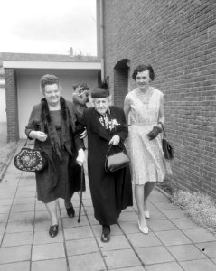 Mevrouw Roeyers ( 105 jaar ) getuige van huwelijk 63 jarige dochter te Roosendaa, Bestanddeelnr 919-4399