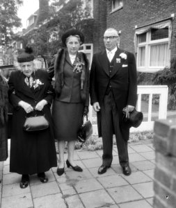 Mevrouw Roeyers ( 105 jaar ) getuige van huwelijk 63 jarige dochter te Roosendaa, Bestanddeelnr 919-4394