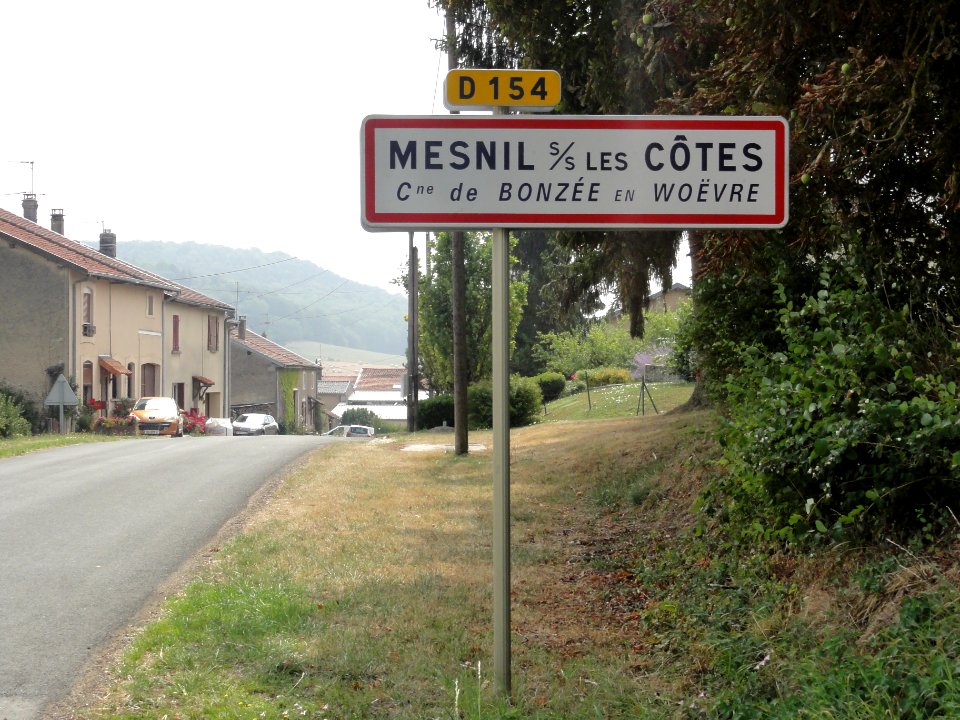 Mesnil-sous-les-Côtes (Bonzée, Meuse) city limit sign