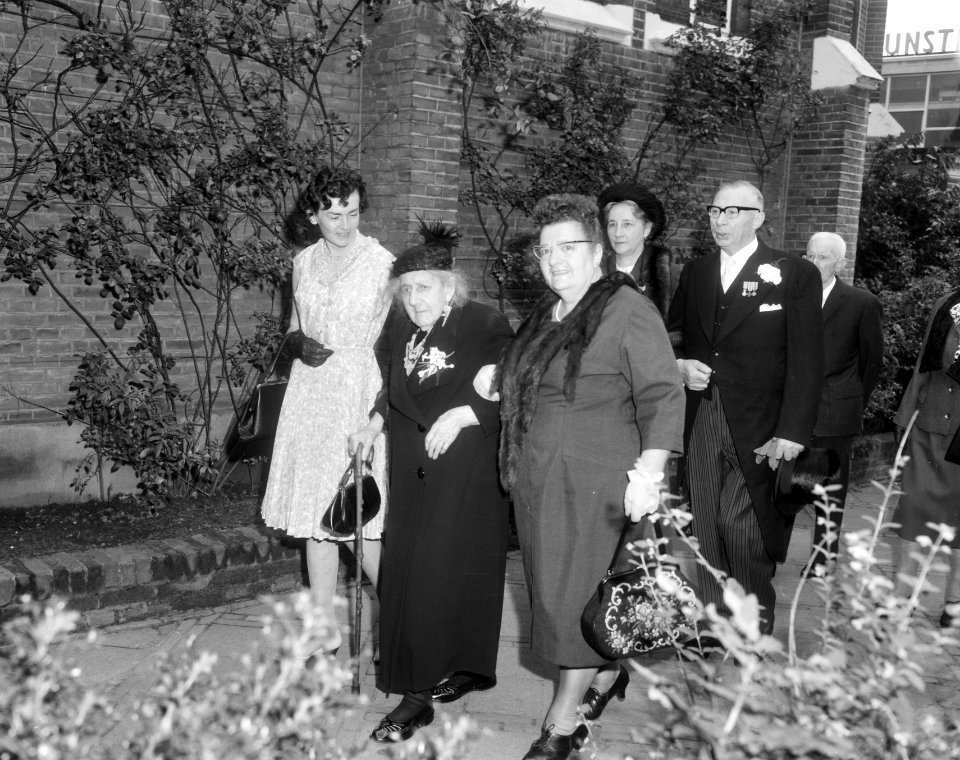 Mevrouw Roeyers ( 105 jaar ) getuige van huwelijk 63 jarige dochter te Roosendaa, Bestanddeelnr 919-4396