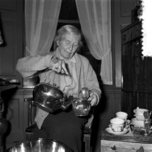 Mevrouw Roogaards-Sandberg 27 oktober 80 jaar , nog steeds actrice. Opnamen aan , Bestanddeelnr 908-0582