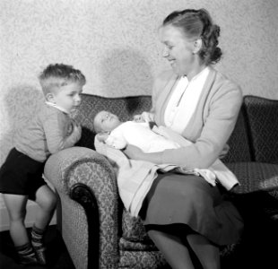 Mevrouw Rietveld met baby en kind, Bestanddeelnr 254-2485 photo