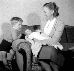 Mevrouw Rietveld met baby en kind, Bestanddeelnr 254-2485