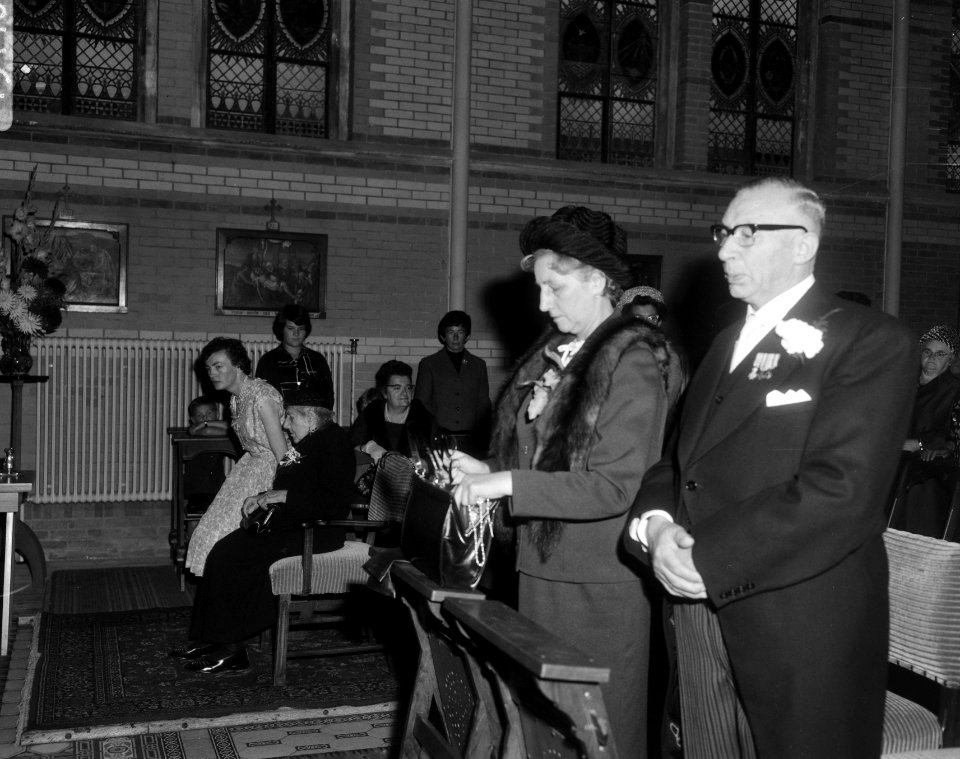 Mevrouw Roeyers ( 105 jaar ) getuige van huwelijk 63 jarige dochter te Roosendaa, Bestanddeelnr 919-4400