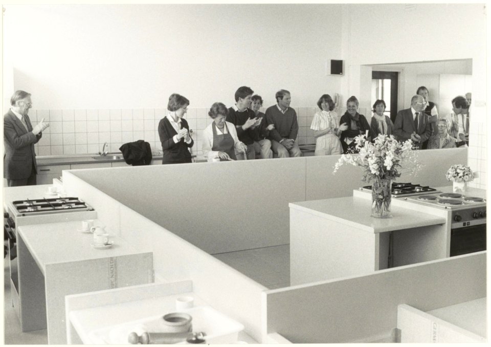Mevrouw Reehorst opent de keuken van de ds. W.J. van Eldenschool in de Rembangstraat. NL-HlmNHA 54025749 02