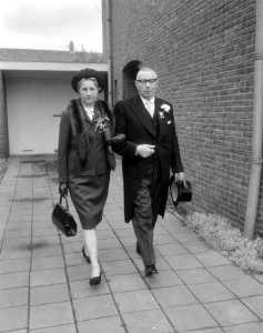 Mevrouw Roeyers ( 105 jaar ) getuige van huwelijk 63 jarige dochter te Roosendaa, Bestanddeelnr 919-4401