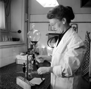 Mevrouw Heyn aan het werk in het laboratorium van de moedermelkcentrale, Bestanddeelnr 254-2501