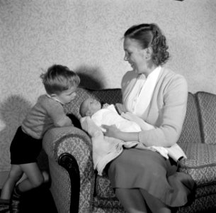 Mevrouw Rietveld met baby en kind, Bestanddeelnr 254-2484 photo