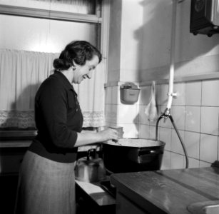 Mevrouw Nak achter het fornuis in haar keuken, Bestanddeelnr 252-9023
