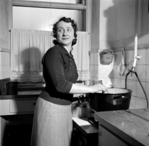 Mevrouw Nak achter het fornuis in haar keuken, Bestanddeelnr 252-9025