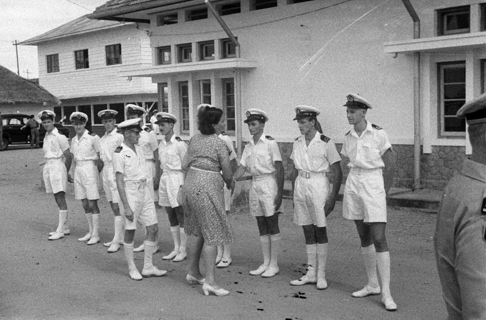 Mevrouw Pinke schudt de hand van enkele marineofficieren, Bestanddeelnr 1646-2-2