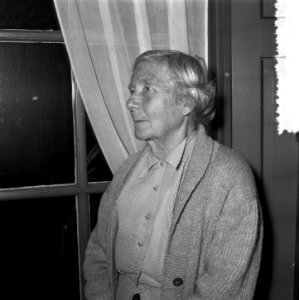 Mevrouw Roogaards-Sandberg 27 oktober 80 jaar , nog steeds actrice. Opnamen aan , Bestanddeelnr 908-0583