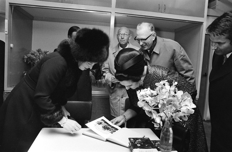 Mevrouw J. Broz (echtgenote President Tito) en Prinses Beatrix bezoeken een kwek, Bestanddeelnr 923-9430