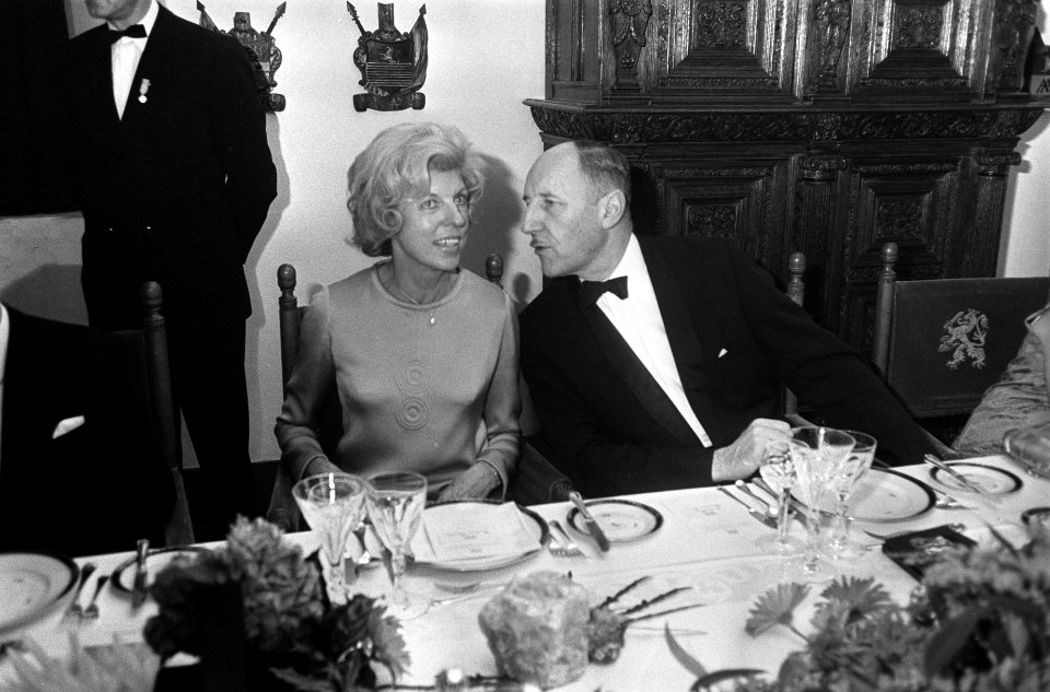Mevrouw Pompidou-Cahour en Joseph Luns aan tafel, Bestanddeelnr 923-0414