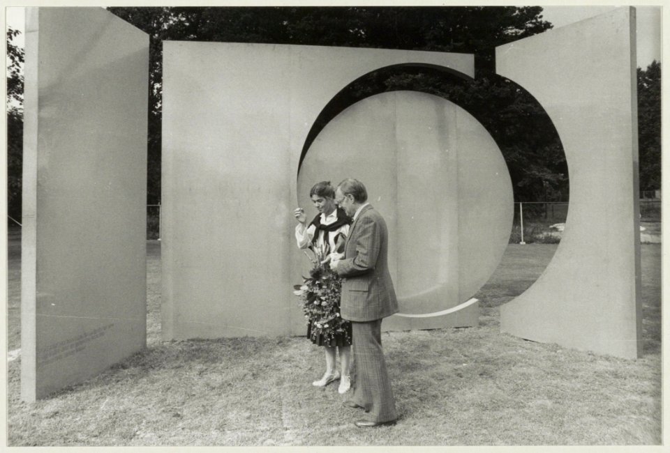 Mevrouw Fem Zwaag-Kuiper die de Screen ontwierp met burgemeester drs. J. Reehorst, tijdens de onthulling van het kunstwerk, i.v.m. het 100 jarig bestaan van de Koninklijke H.F.C. NL-HlmNHA 54010052