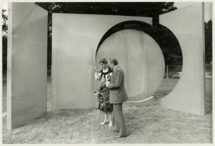 Mevrouw Fem Zwaag-Kuiper die de Screen ontwierp met burgemeester drs. J. Reehorst, tijdens de onthulling van het kunstwerk, i.v.m. het 100 jarig bestaan van de Koninklijke H.F.C. NL-HlmNHA 54010052