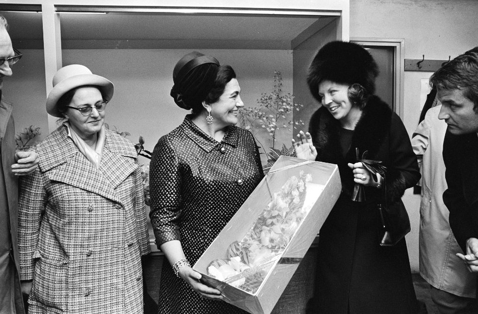 Mevrouw J. Broz (echtgenote President Tito) en Prinses Beatrix bezoeken een kwek, Bestanddeelnr 923-9428