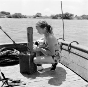 Mevrouw Hakkenberg aan boord van een schip in de Fuikbaai, Bestanddeelnr 252-3007