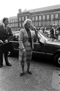 Mevrouw Gardeniers (CDA) wordt door de formateurs ontvangen als kandidaat-minist, Bestanddeelnr 931-6214