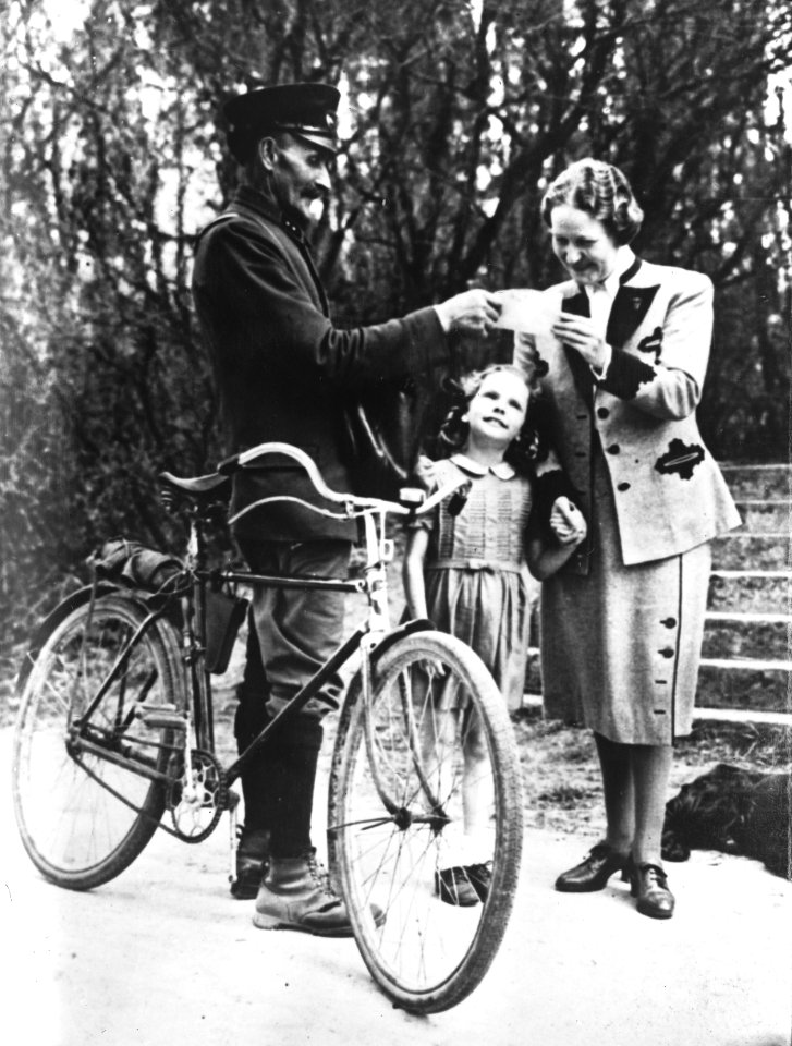 Mevrouw Goering ontvangt brieven van haar man, Bestanddeelnr 901-7671