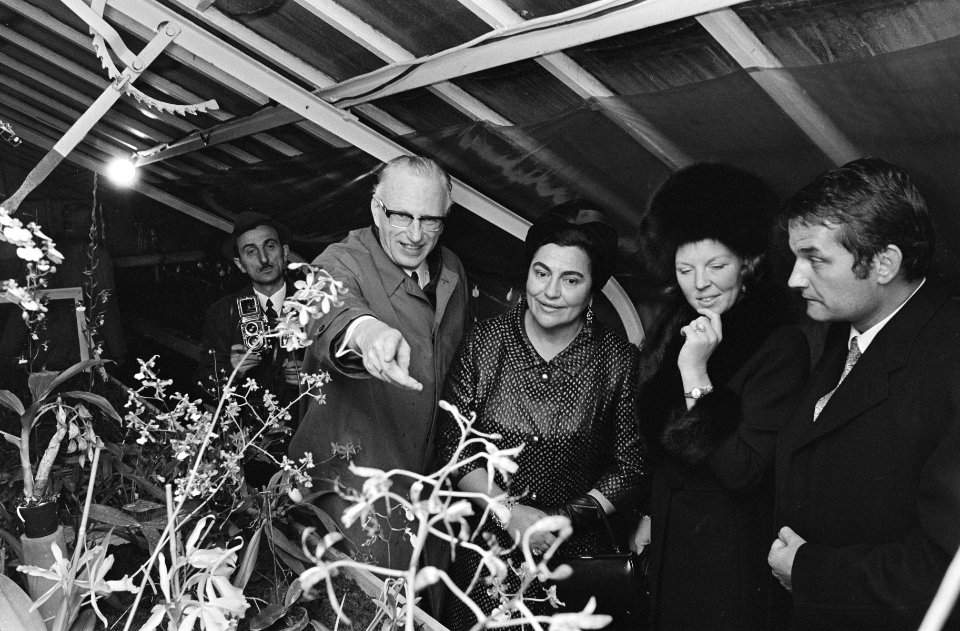 Mevrouw J. Broz (echtgenote President Tito) en Prinses Beatrix bezoeken een kwek, Bestanddeelnr 923-9427