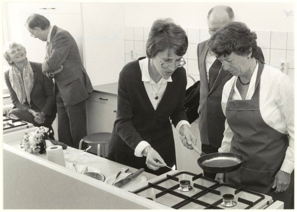 Mevrouw Reehorst opent de keuken van de ds. W.J. van Eldenschool in de Rembangstraat. NL-HlmNHA 54025749 01
