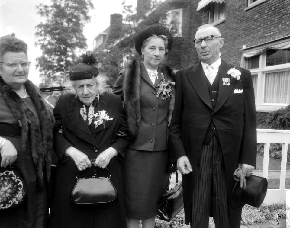 Mevrouw Roeyers ( 105 jaar ) getuige van huwelijk 63 jarige dochter te Roosendaa, Bestanddeelnr 919-4398