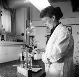 Mevrouw Heyn aan het werk in het laboratorium van de moedermelkcentrale, Bestanddeelnr 254-2500