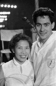 Mevrouw Robbe en W.A. Seth Paul feliciteren elkaar, Bestanddeelnr 911-8673