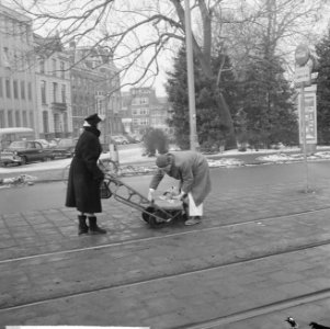 Mevrouw is kolen gaan halen met steekwagentje, Bestanddeelnr 914-7858
