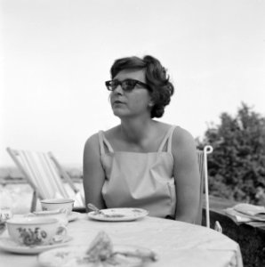 Mevrouw Kreisselmeier op een terras, Bestanddeelnr 254-4941