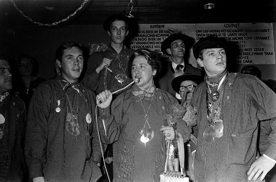 Mevrouw Mary Zeldenrust Noordanus geïnstalleerd als erelid carnavalsvereniging d, Bestanddeelnr 920-8653