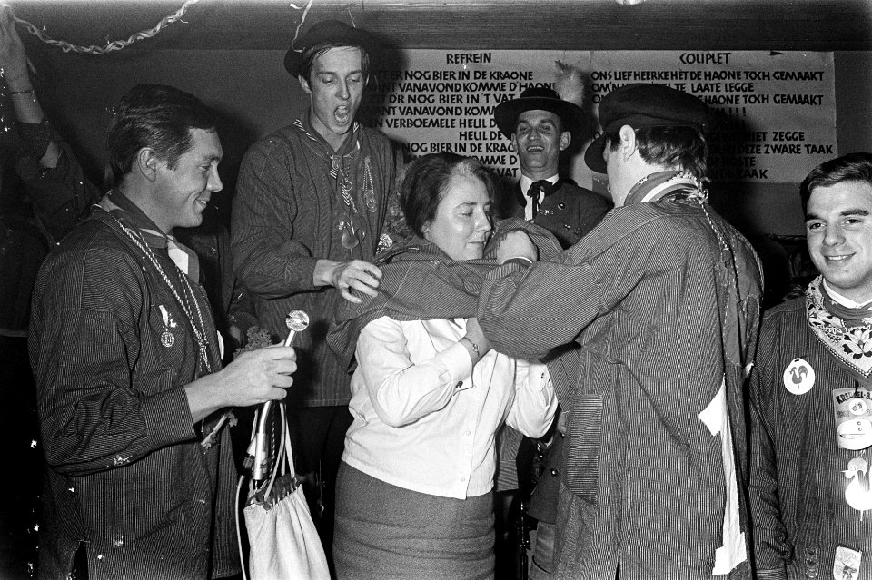 Mevrouw Mary Zeldenrust-Noordanus geïnstalleerd als erelid carnavalsvereniging d, Bestanddeelnr 920-8654