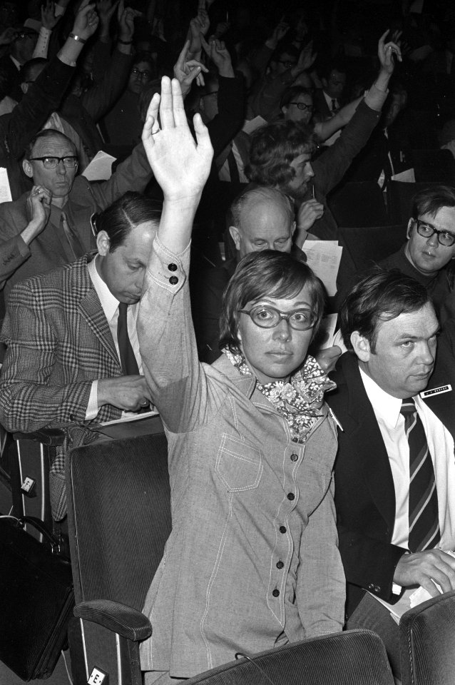 Mevrouw Ruby van der Scheer nadat zij gekozen is tot voorzitter, Bestanddeelnr 925-5819