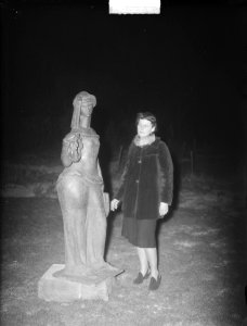 Mevrouw Kouwenaar Bijlo (Bergen) met beeld van gevallene in Alkmaar, Bestanddeelnr 903-8903
