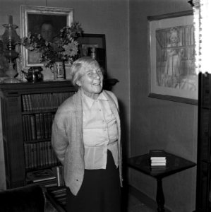 Mevrouw Roogaards-Sandberg 27 oktober 80 jaar , nog steeds actrice. Opnamen aan , Bestanddeelnr 908-0580