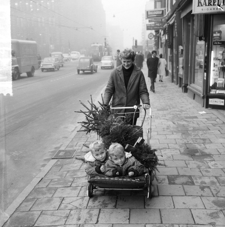 Mevrouw met tweeling in kinderwagen en daarop de kerstboom, Bestanddeelnr 917-2317