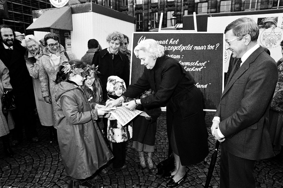 Mevrouw Polak (echtgenote van burgemeester Wim Polak) koopt op de Dam te Amsterd, Bestanddeelnr 930-5374