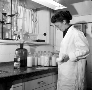 Mevrouw Heyn aan het werk in het laboratorium van de moedermelkcentrale, Bestanddeelnr 254-2502