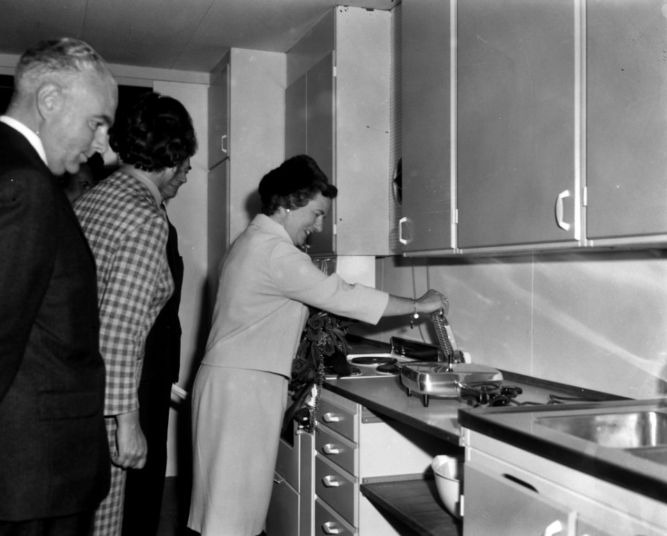 Mevrouw Marijnen-Schreurs opent Idee 64 in de nieuwe RAI bij de keuken, Bestanddeelnr 916-8921