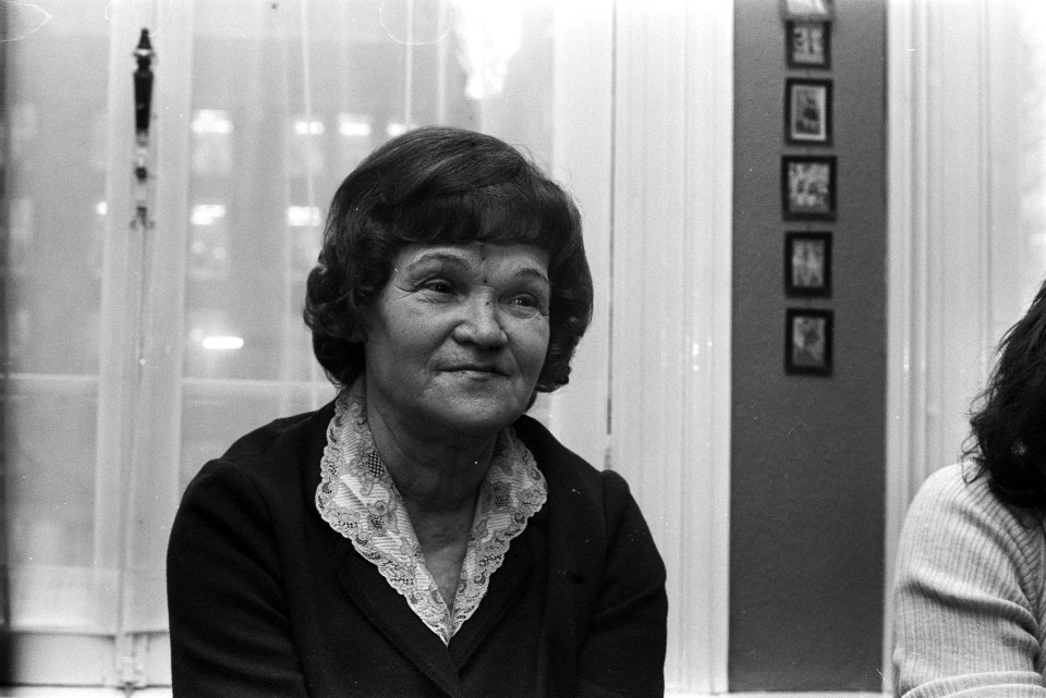 Mevrouw Luba Trepper geeft persconferentie in Amsterdam (kop), Bestanddeelnr 926-1954