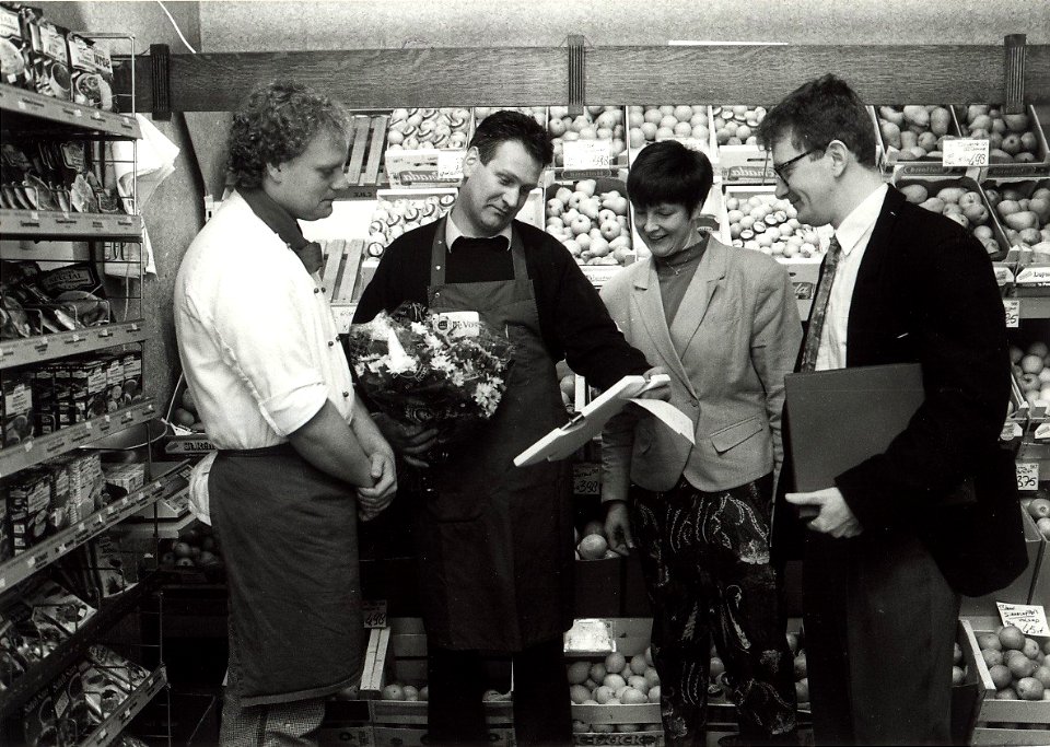 Mevrouw Houwers overhandigt de Hygiëne-oorkonde aan groentemand De Vos. Links Kok Sieraad en rechts inspecteur Holtackers. Aangekocht in 1991 van United Photos de Boer bv